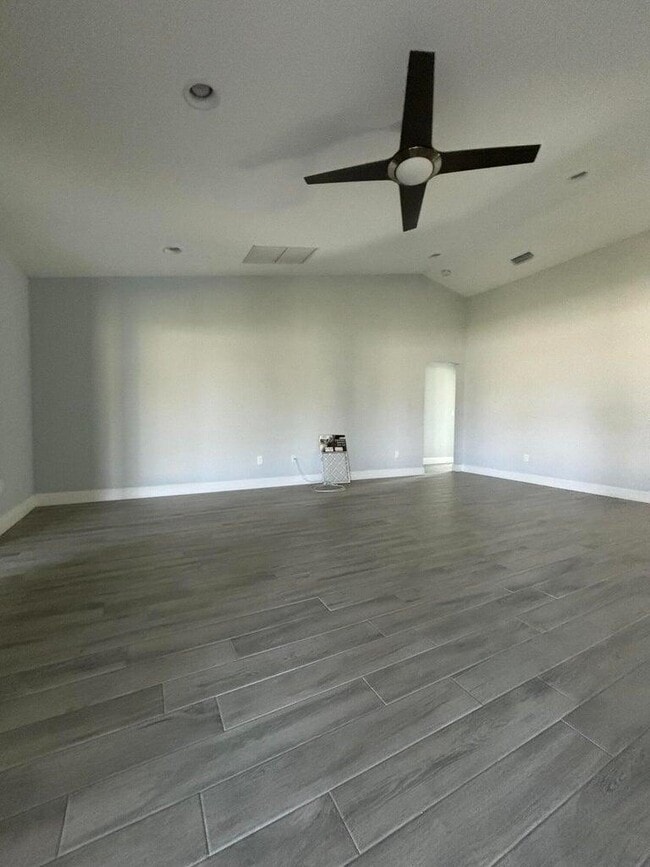 Foto del edificio - 2501 SE Mariposa Ave