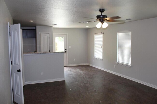 Foto del edificio - 214 W Lake Ave