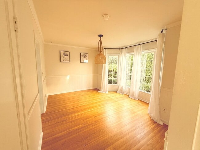 Building Photo - Kirkland Home