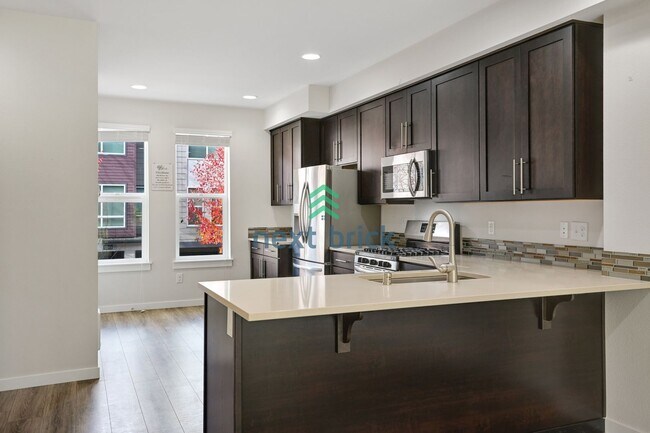 Foto del edificio - 2 BED & 2.5 BATH TOWNHOUSE FOR RENT