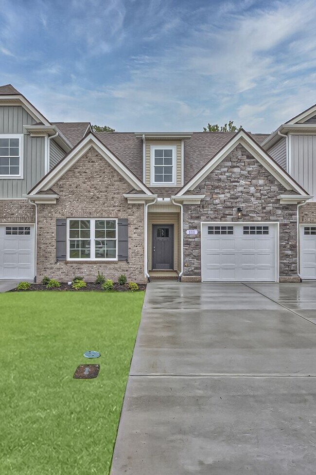 Foto del edificio - BRAND NEW Townhome in Manchester TN