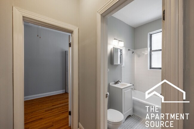 Building Photo - 4614 N Paulina St