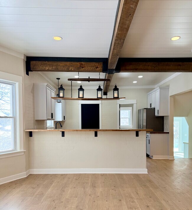 Foto del edificio - 553 Elm Ave E