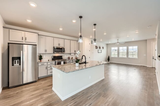 Foto del edificio - Evolve Real Estate: Available Immediately! Almost NEW Large 3 Bedroom in STERLING RANCH!