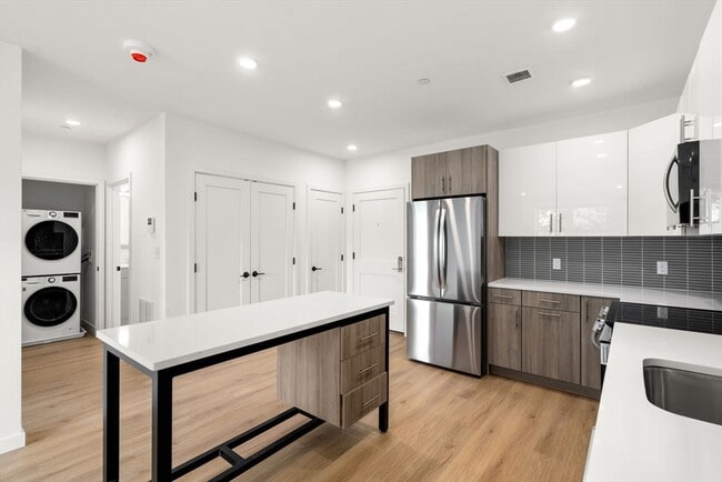 Building Photo - 40 Centre St