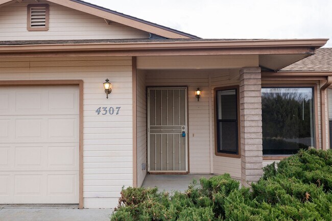Foto del edificio - 3 bedroom 2 bathroom Ranch Style Home in Prescott Valley!