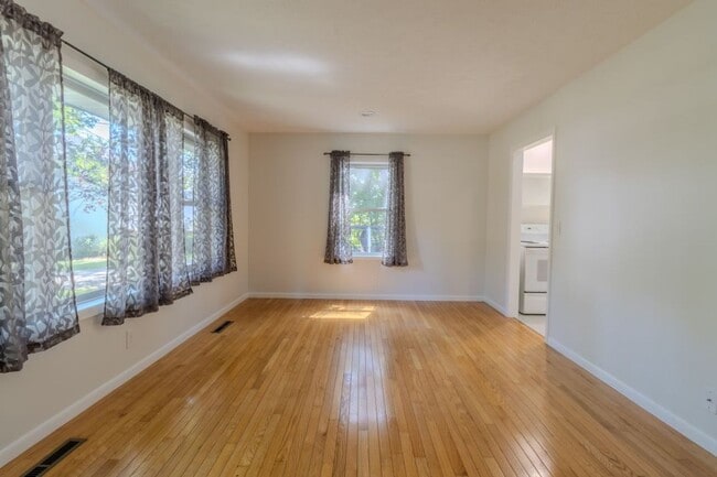 Building Photo - The Little Bungalow of Your Dreams Near East Bay! 2BR / 1BA Long-Term Rental