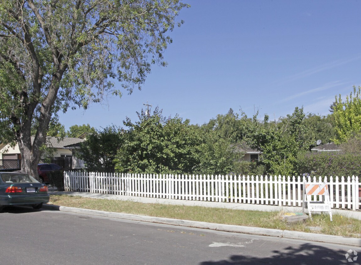 Foto del edificio - 1822 Woodside Rd