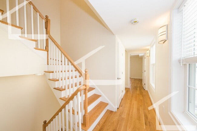 Building Photo - 9/1 Renovated 4BR/3.5BA townhouse in West ...