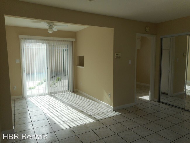 Building Photo - 990 Palm Cir