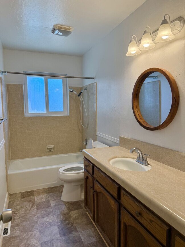 Foto del edificio - Comfortable 3 bedroom in convenient Hollister location