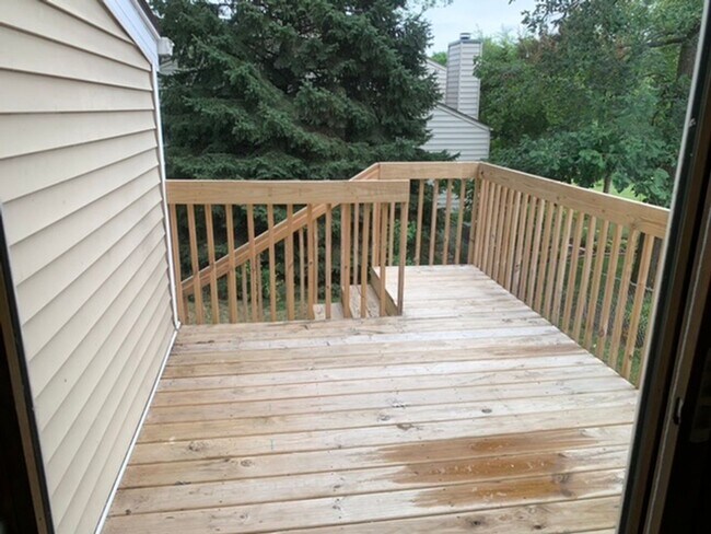 Foto del edificio - 2 BR, 1.5 BA Clive split level duplex.  Deck and one car attached garage.