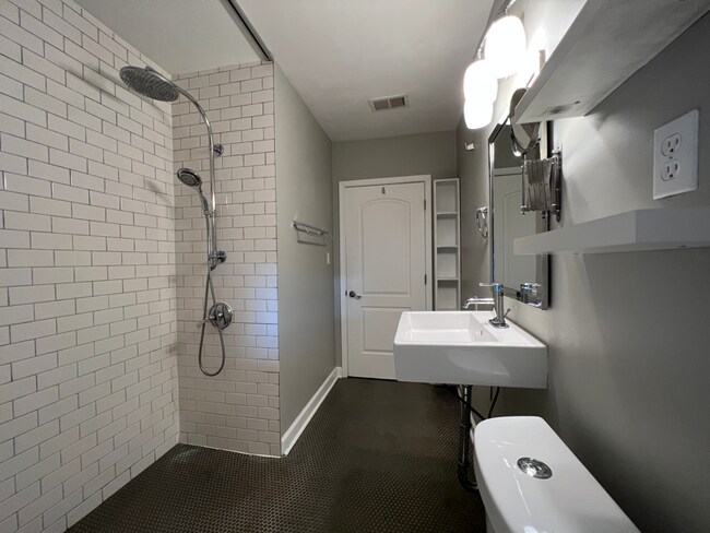 Building Photo - 422 Sevier St