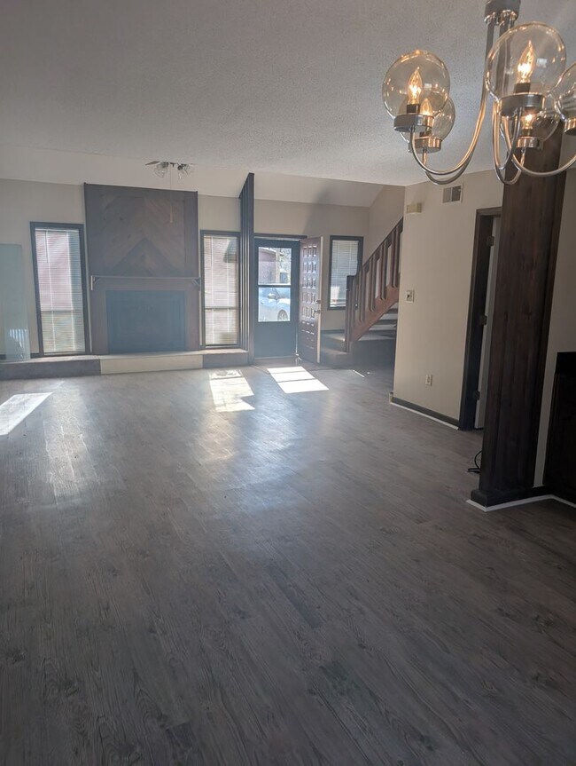 Foto del edificio - 311 Rock Knoll Dr