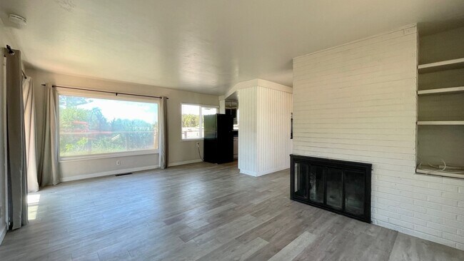 Foto del edificio - Updated 5 Bedroom, 3 Bathroom with Deck an...