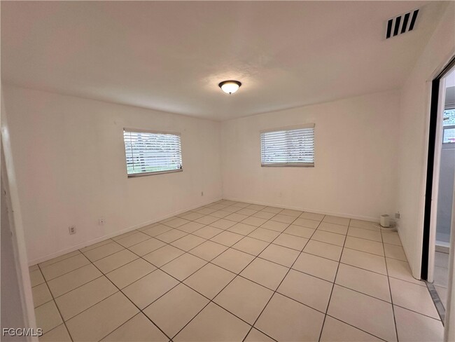 Foto del edificio - 4517 SW Santa Barbara Pl