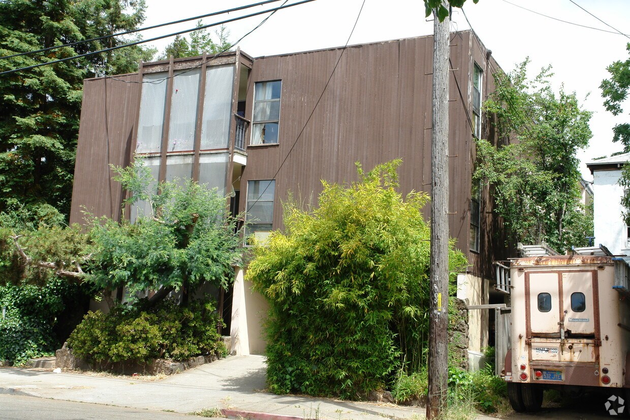 Primary Photo - 2221-2223 Parker St