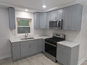 Building Photo - 1061 E 80th St