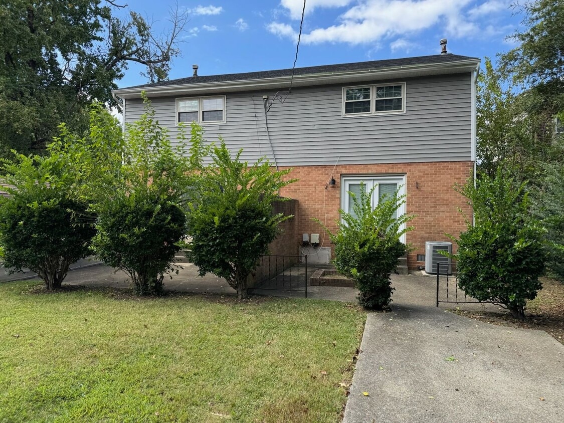 Building Photo - Charming 2-Bedroom Home with Hardwood Floo...