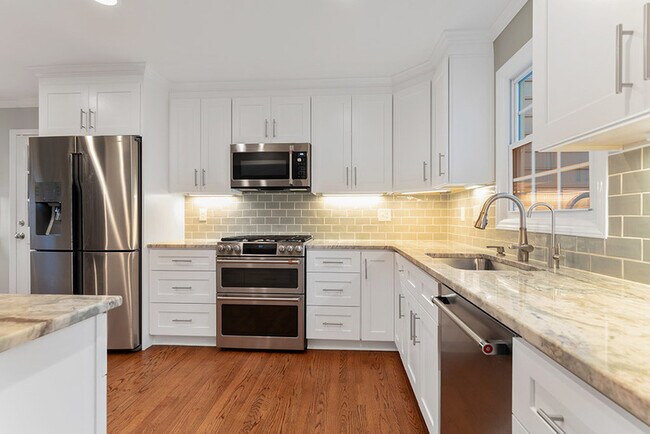 Building Photo - 1045 Vestavia Woods Dr