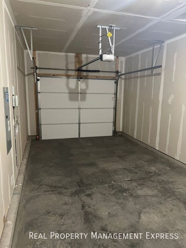 Building Photo - Stylish 1 Bed 1.5 Bath Townhome