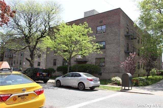 Foto principal - 7837 Main St