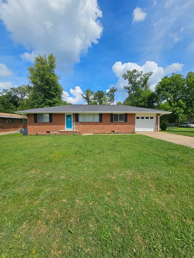 Building Photo - 1202 Collins Cir