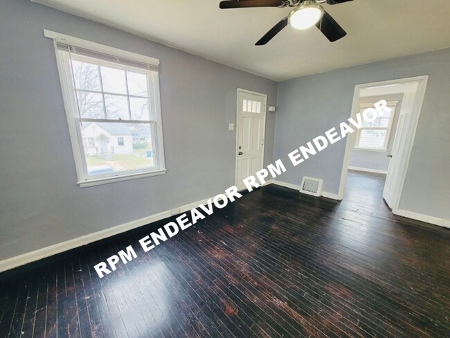 Building Photo - Charming 2-Bed Home with Hardwood Floors &...