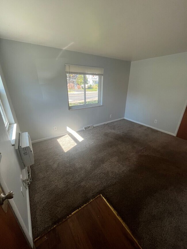 Foto del edificio - One Bedroom In Deer Park!