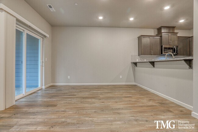 Building Photo - Stunning 3 Bedroom Townhome in Prestigious...