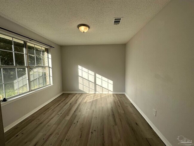 Foto del edificio - 280 Bobwhite Dr