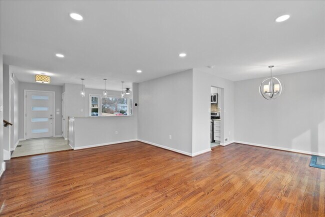 Foto del edificio - "Spacious 5-Bed split level Gem with Finished Basement & Fireplace on Brompton St, West Springfie...