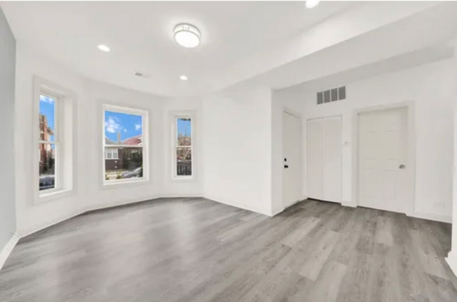 Building Photo - 6216 S Artesian Ave