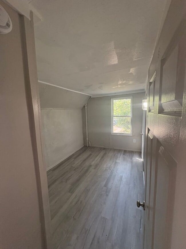 Building Photo - 2 bedroom / 2 bathroom signal family home ...