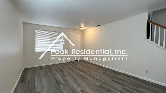 Foto del edificio - Beautiful 4bd/3ba Roseville Home Loft!