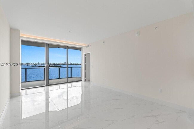 Foto del edificio - 700 NE 24th St