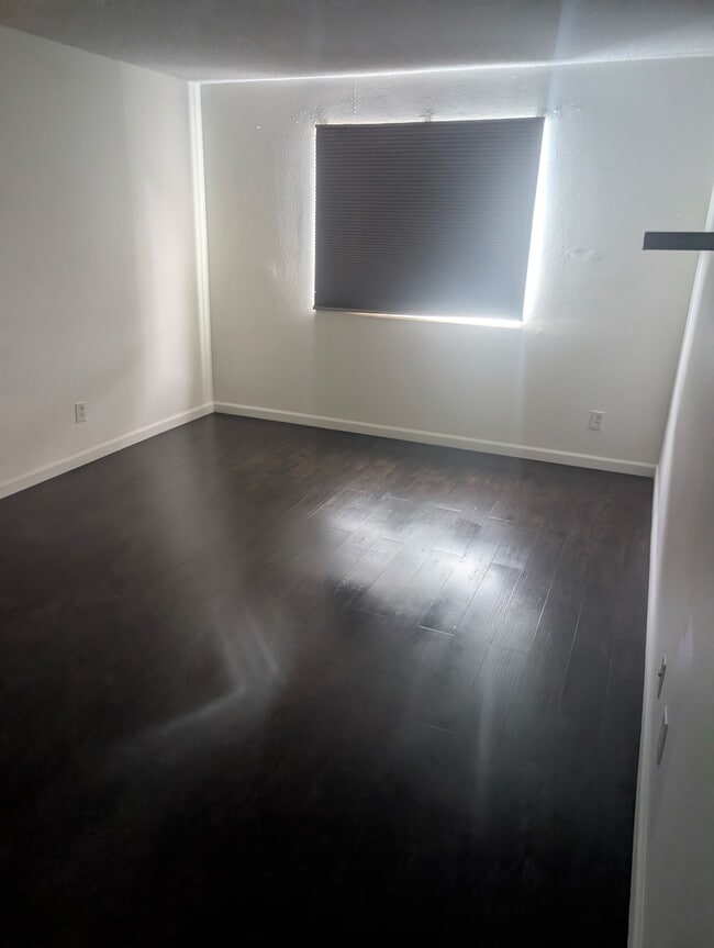 Building Photo - 921 S Walden St