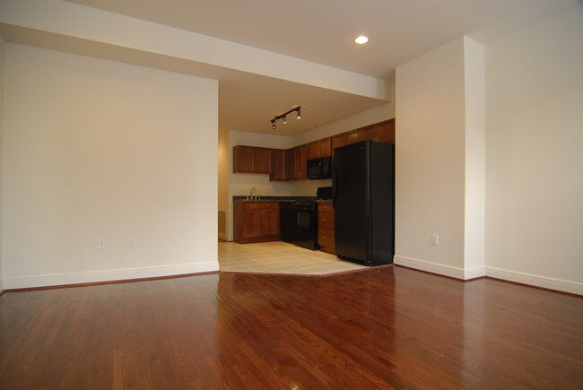 Building Photo - Modern Apartment with Beautiful Finishes