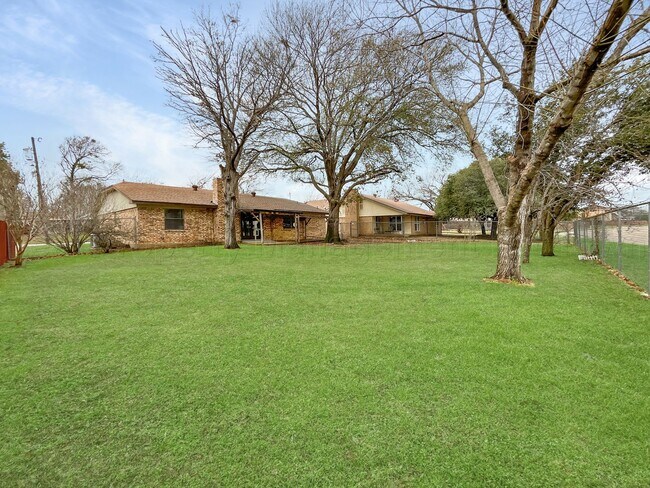 Foto del edificio - 841 S Atkerson Ln