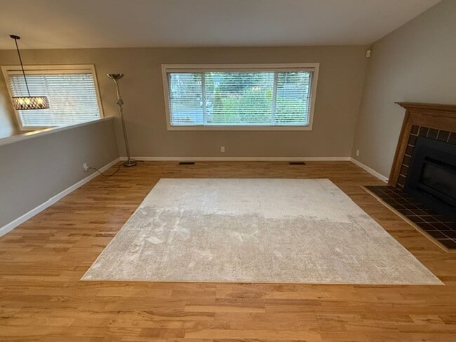 Building Photo - UPDATED 4 BED, 3 BATH KIRKLAND HOUSE FOR RENT AVAILABLE NOW!