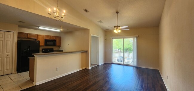 Building Photo - Willow Ridge Upstairs 2/2 Condo