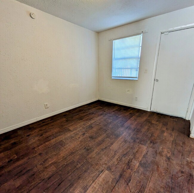 Building Photo - Modern 3-Bedroom Townhouse with Spacious L...