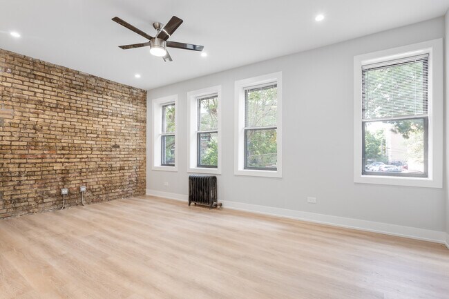 Building Photo - 7501 N Eastlake Terrace