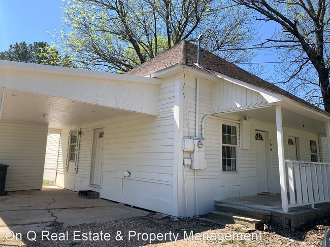 Building Photo - 3 br, 1 bath House - 300-A E. Matthews