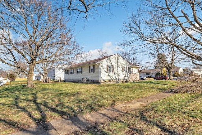 Foto del edificio - 95 Russell Rd