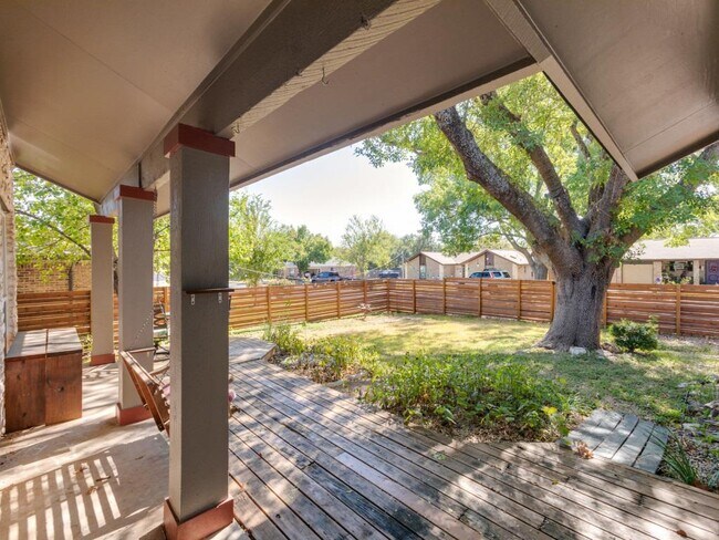 Foto del edificio - 2404 N Shields Dr