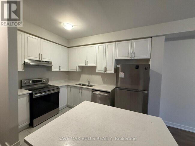 Photo du bâtiment - 590 N Service Rd