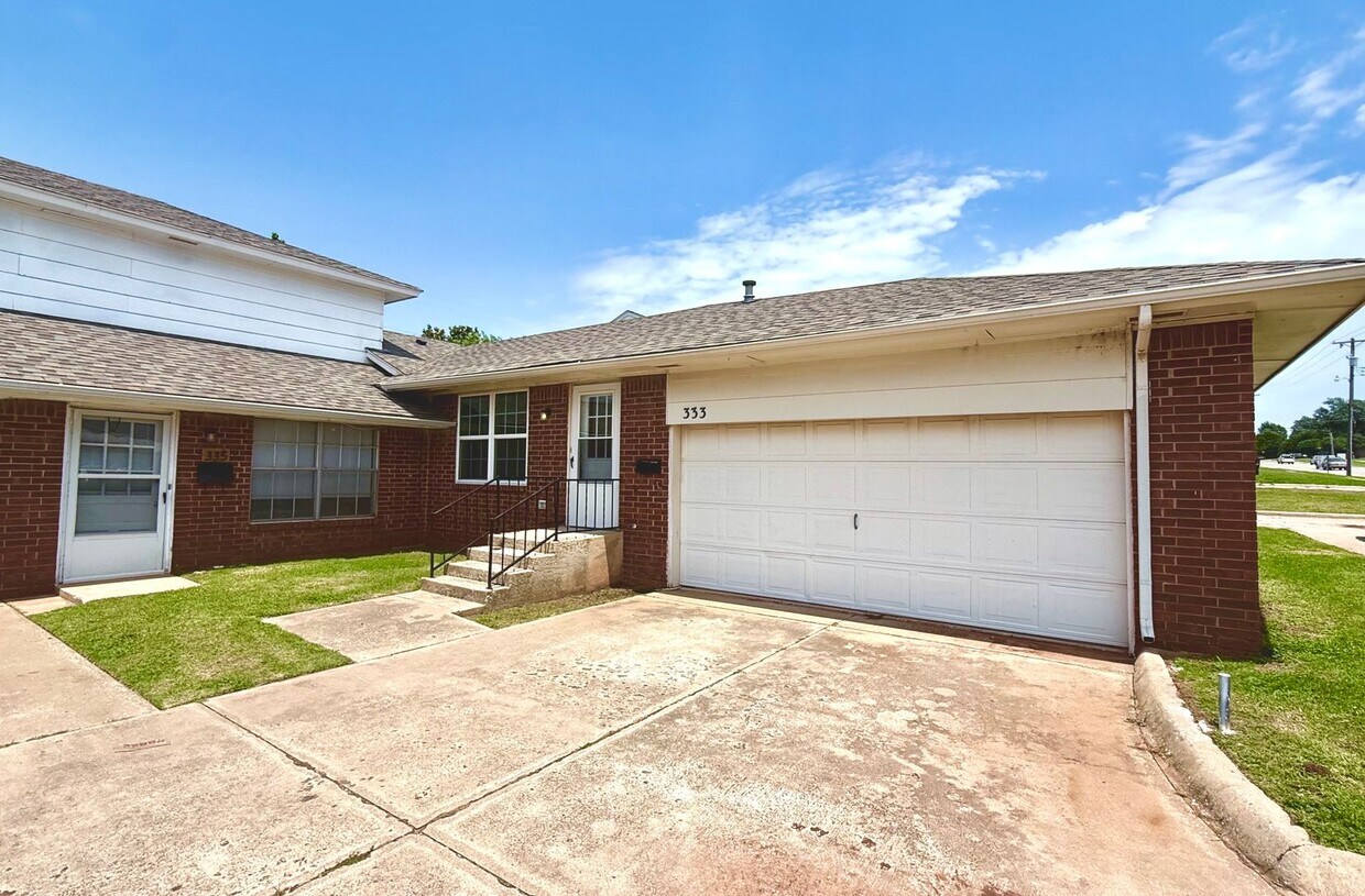 Primary Photo - Updated 2BD 1BA Duplex in Yukon!!!
