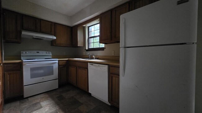 Building Photo - Renovated townhome in Linden Square.