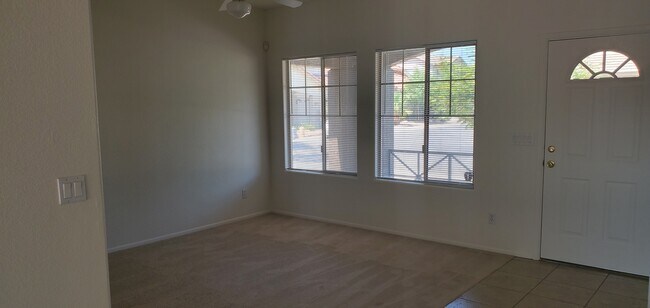 Sala de estar - 6611 N 28th Dr